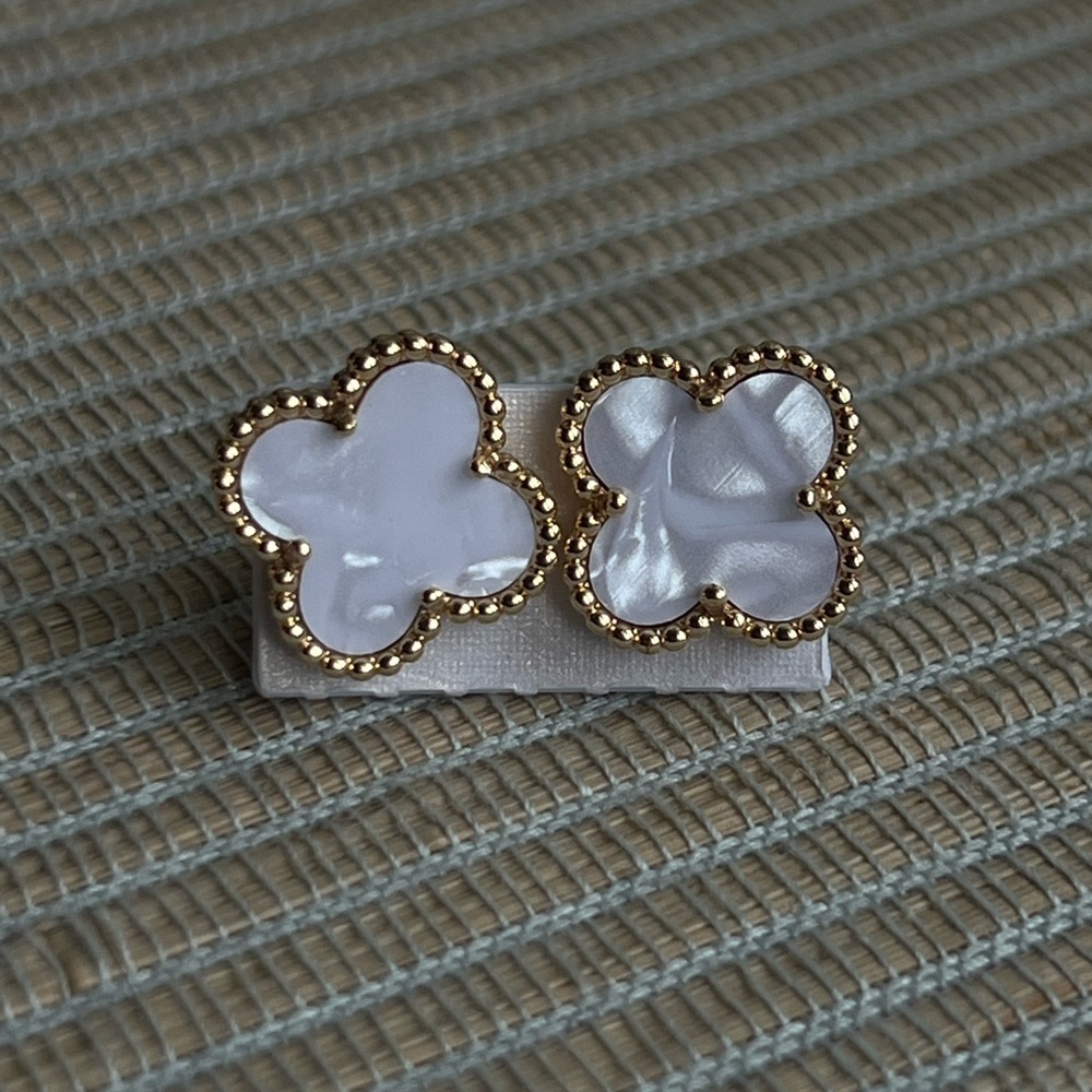 ⭐️-marble white clover stud  Earrings